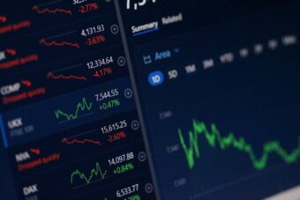 Как снижение процентных ставок влияет на потребителей в США и Канаде?